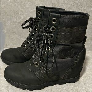 Sorel lace up wedge boots. Slightly worn very comfortable boots. Size 7.5